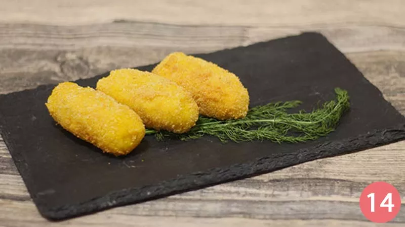A questo punto le nostre crocchette di patate sono pronte: le disponiamo su un piatto da portata, con un po' di finocchietto selvatico come decorazione, e le serviamo quando sono ancora calde.
